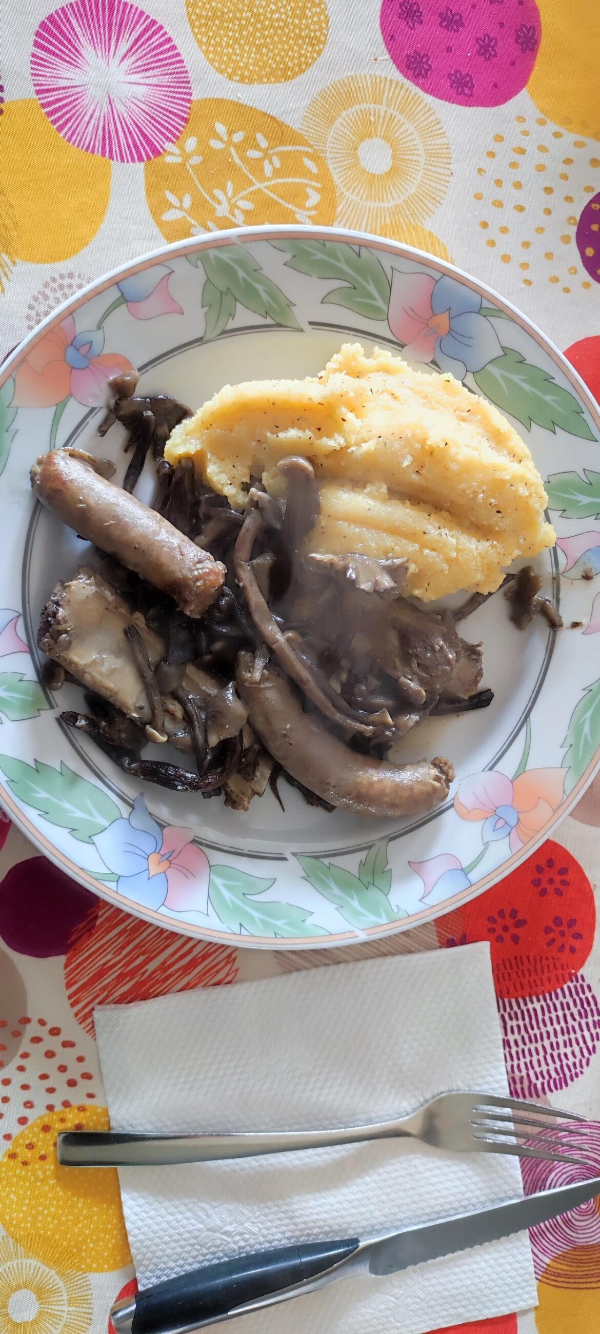 Salsiccia, costine, funghi e polenta (Sausage, ribs, mushrooms and polenta).