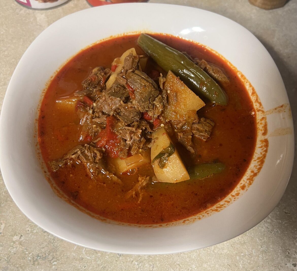 Caldo de res rojo con papas