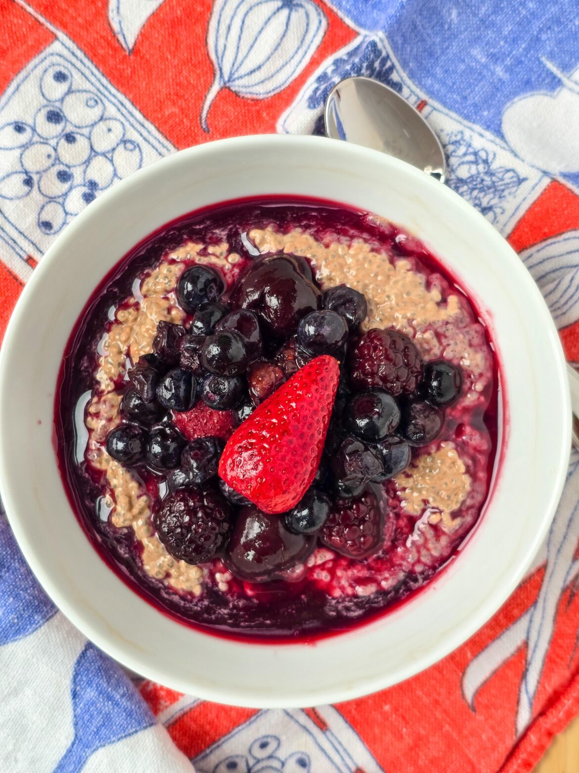 Chocolate chia pudding with berries