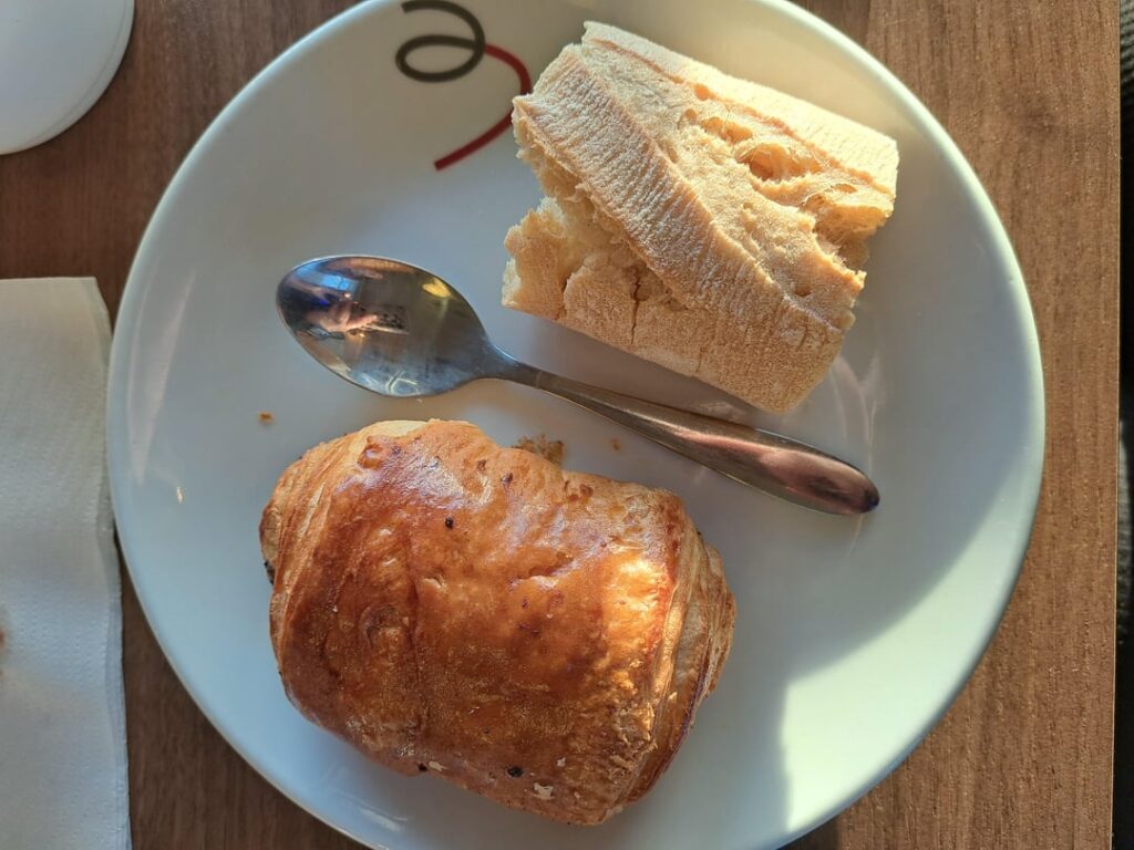 how many calories for hotel breakfast?