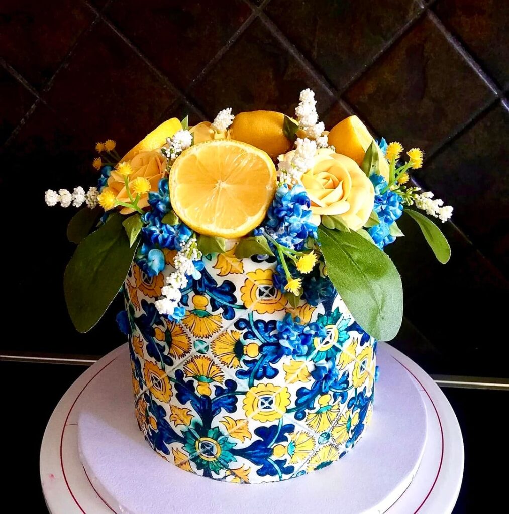 Edible cake wraps can look so effective, this is one of our favorite colour combinations!