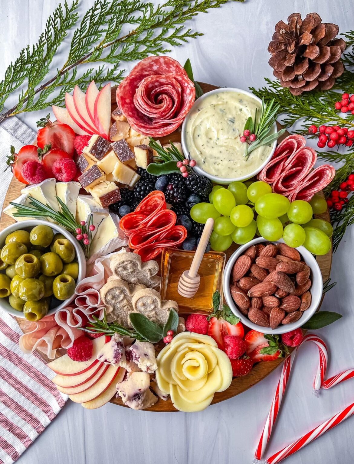 I love holiday boards! ❤️@TheBoardLoon on IG & FB 💚