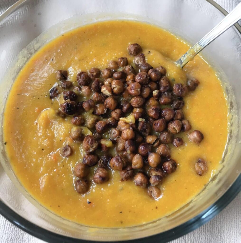 Roasted butternut squash and carrot soup topped with spicy roasted chickpeas 😋