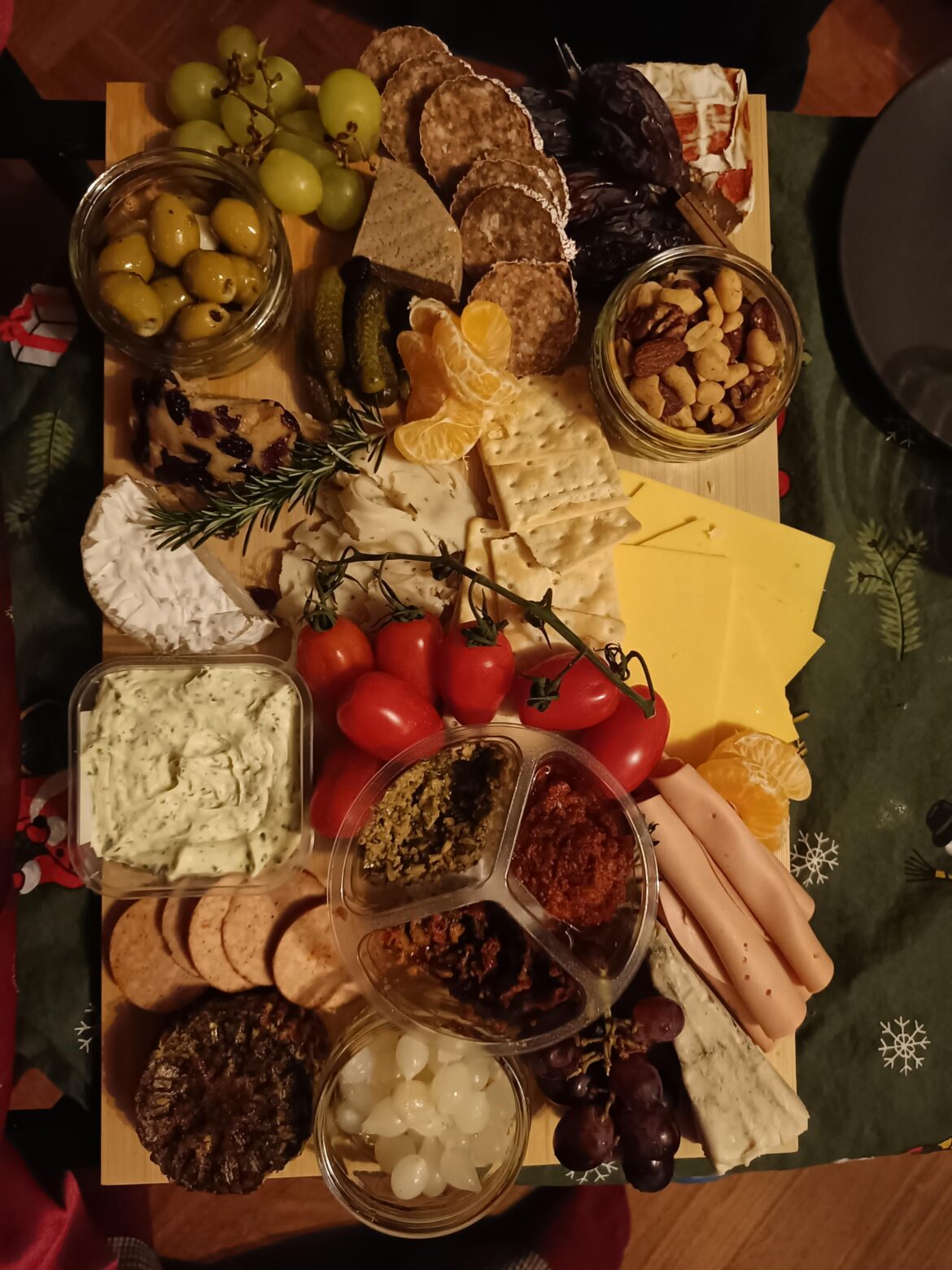 It's been the 5th year of my New Year's Eve tradition: a fully vegan snack platter