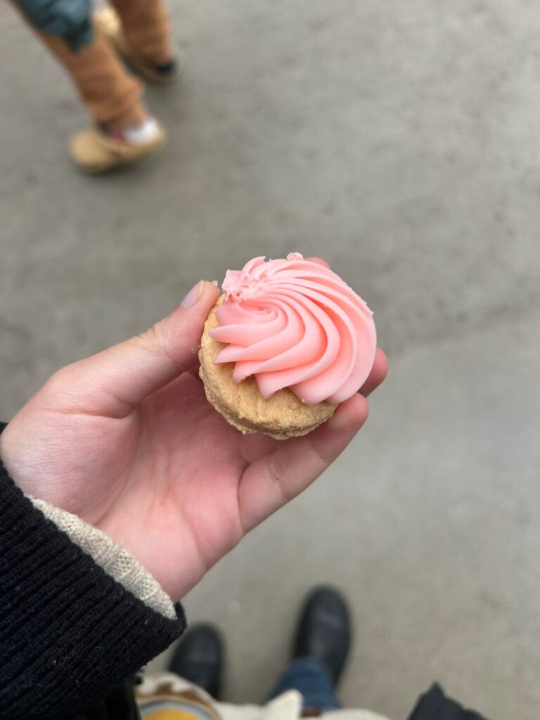 calories in this pink sugar cookie?