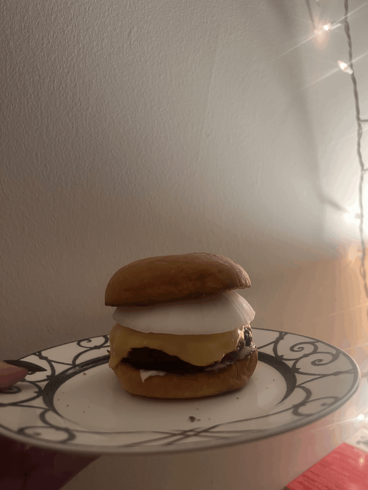 My boyfriend doesn't like the way I eat my burgers