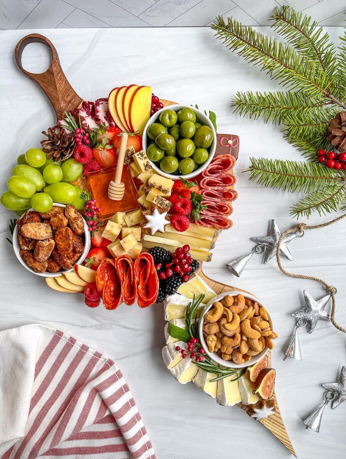 Charcuterie Ornament 🎄💚 @TheBoardLoon on IG & FB for more ❤️🎄