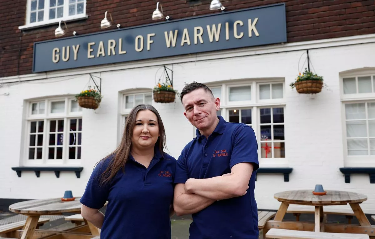 Ray Irwin and Bonnie Tarleton pose for photos in the Guy Earl of Warwick pub in London, Britain 02 December 2022