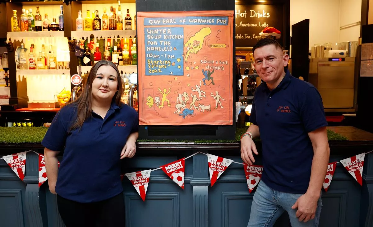 Ray Irwin and Bonnie Tarleton pose for photos in the Guy Earl of Warwick pub in London, Britain 02 December 2022.