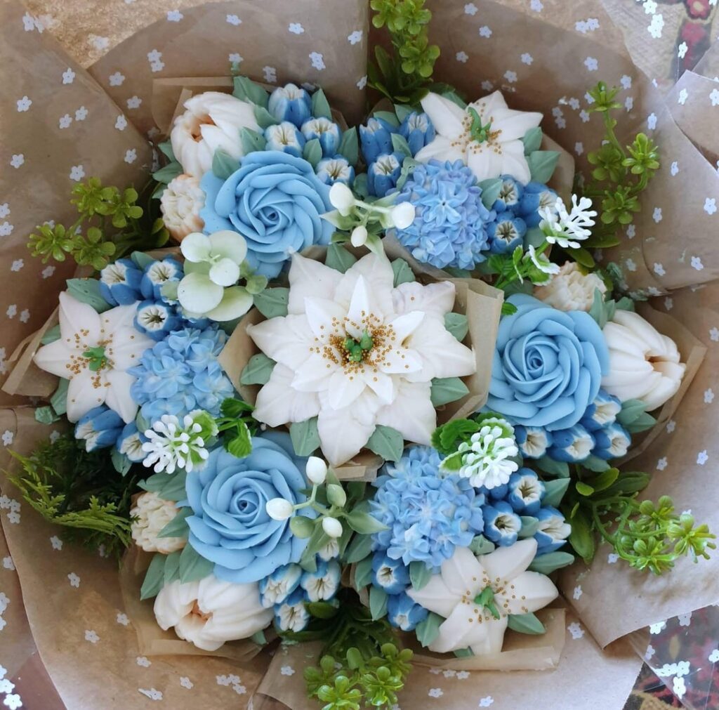 Buttercream blossoms in shades of blue 🩵