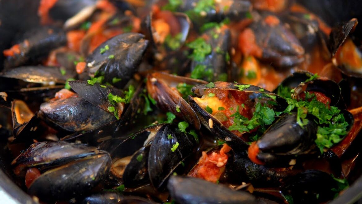 Budget mussels marinara & garlic bread | 쉬운 홍합 스튜 & 갈릭브레드 마늘빵 Budget mussels marinara & garlic bread | 쉬운 홍합 스튜 & 갈릭브레드 마늘빵