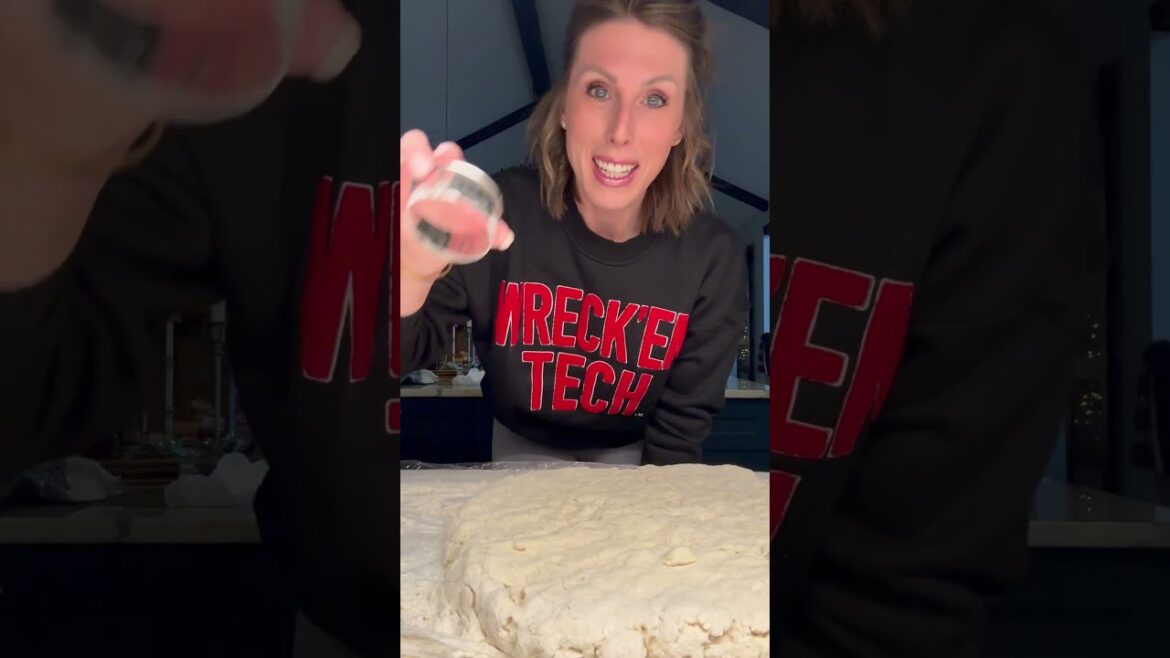 Homemade Biscuits and Gravy RECIPE on dinnerin321.com #biscuits #biscuits #breakfast #easyrecipe