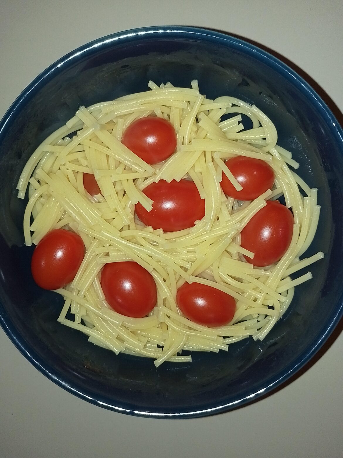 Spaghetti with small tomatoes
