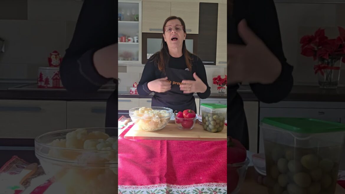 L'Insalata di Rinforzo è un pilastro della tradizione  napoletana, immancabile la Vigilia di Natale.