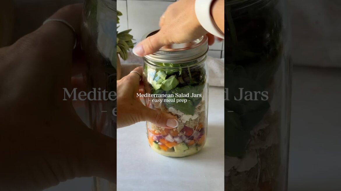 Mediterranean Jar Salad, easy & healthy meal prep #recipeshorts #mediterraneandiet recipe below! ⬇️