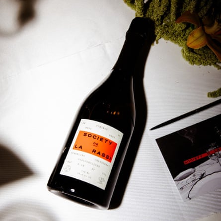 A lifestyle product photo for the non-alcoholic wine Society de la Rassi Neue Brut