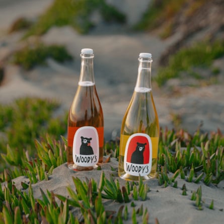 A lifestyle product photo for the non-alcoholic wine Woodys Blanc de Blanc