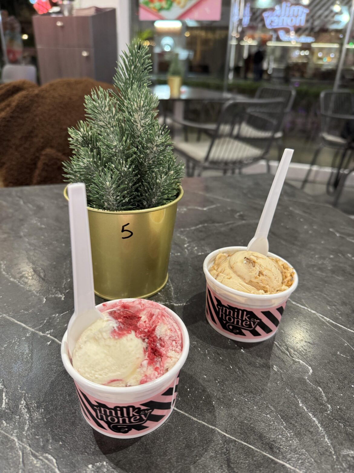 Delicious ice cream 🍨 lotus and red velvet taste.👅