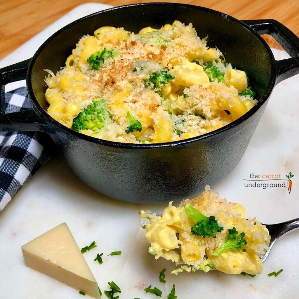 Vegan Mac & Cheese 🧀🥦 made with a homemade cheddary cheese sauce (I like adding broccoli in mine).