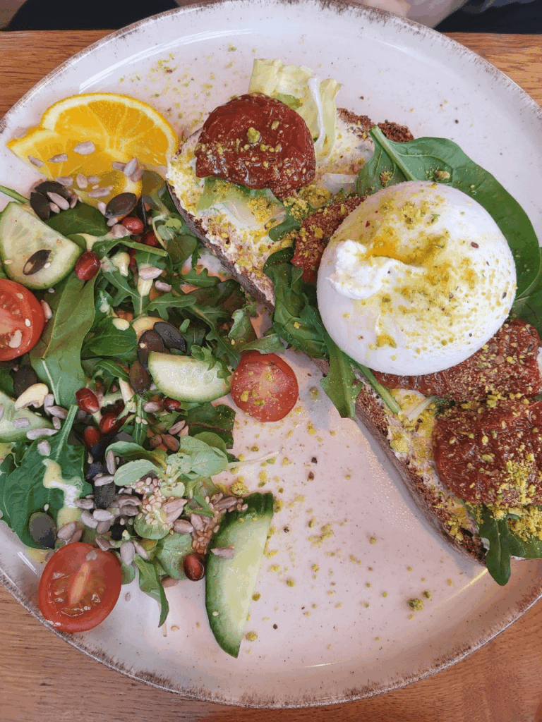 Sandwich with burrata and sun-dried tomatoes