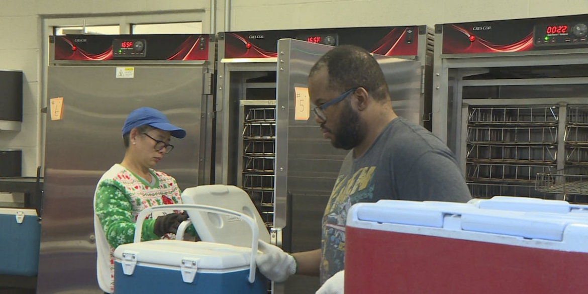 Volunteers deliver Christmas meals to seniors across Knox County Volunteers deliver Christmas meals to seniors across Knox County