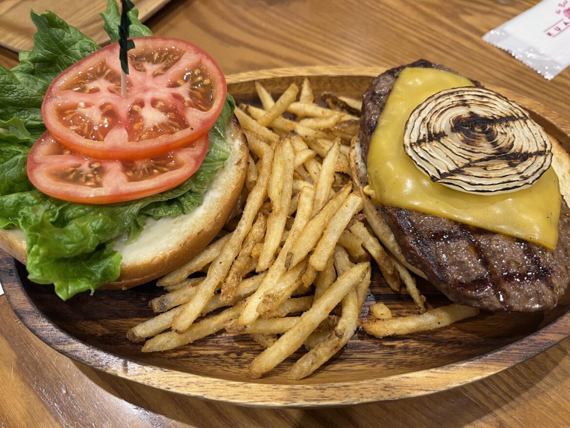 Kua’ Aina cheeseburger in Funabashi, Japan