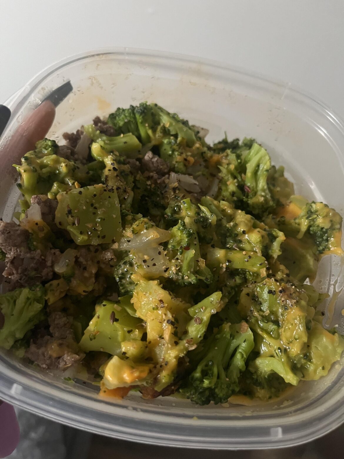 Lean ground beef w/ cheesy broccoli (green giant sauced whole bag) 256 calories 🖤 added steak seasoning .