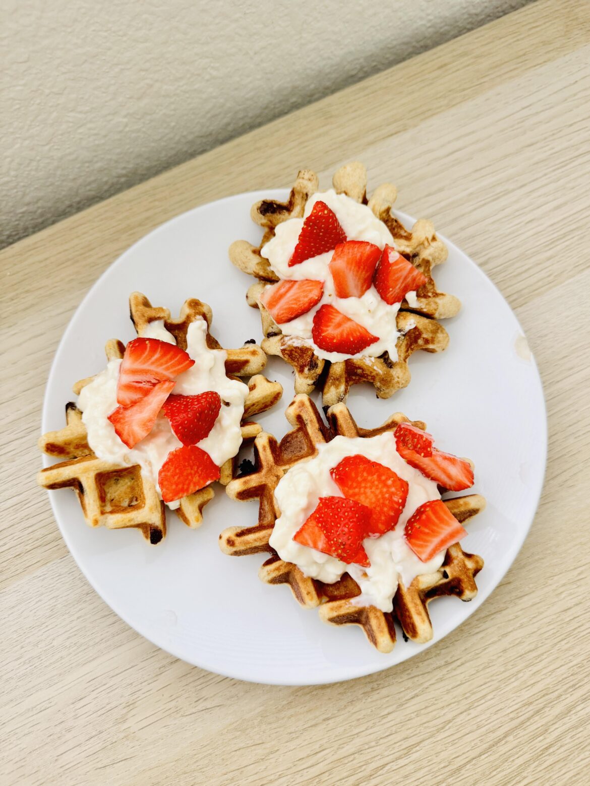 Kodiak Waffles with vanilla frosting (Greek yogurt, cottage cheese, maple syrup, vanilla extract). Topped with strawberries. Nice sweet treat, all for 410 calories.