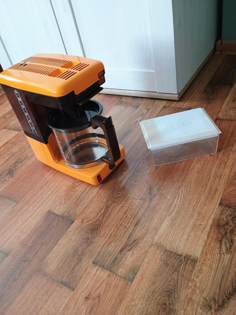 Today it's the last updated on now MY 1970 coffee machine. Bad news the coffee grinder I found didn't work. BUT I found THE ORIGINAL STRAINER it's complete. And I found this 60s Tchibo coffee container.