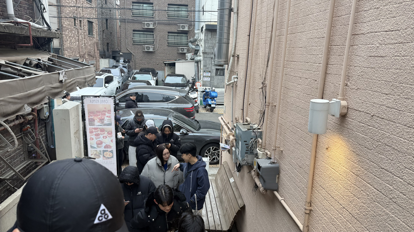 Many customers stand in line outside Cafe Pepper in Songpa District, southern Seoul, to buy Dubai chewy cookies on Jan. 18. [WOO JI-WON]