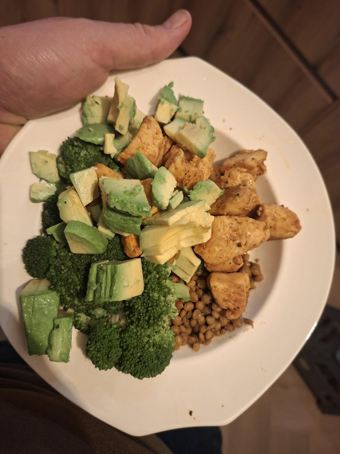 490callories chicken, lentils broccoli and avocado bowl