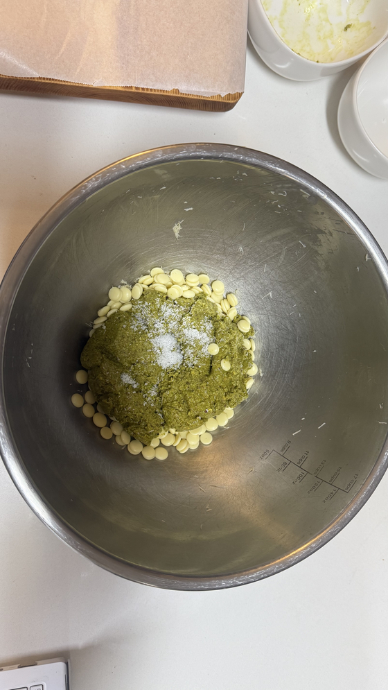 I photograph the moment after adding salt to the pistachio paste, instinctively feeling the need to document it. [WOO JI-WON]