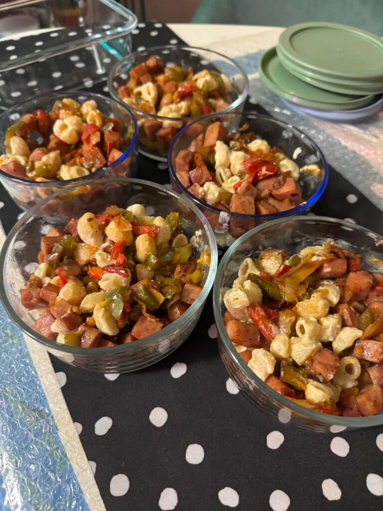 Another mac & cheese prep (my fave) - jalapeño mac with ham, bell pepper, and onions. 381 cal per serving.