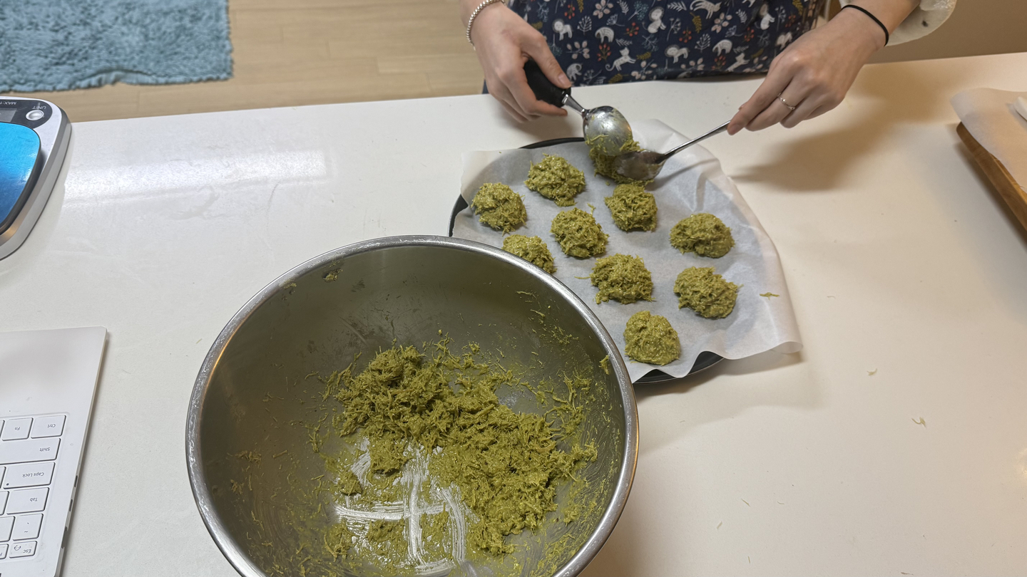 I shape a pistachio ball, which later resembles a small hedgehog after 25 minutes in the freezer. [WOO JI-WON]