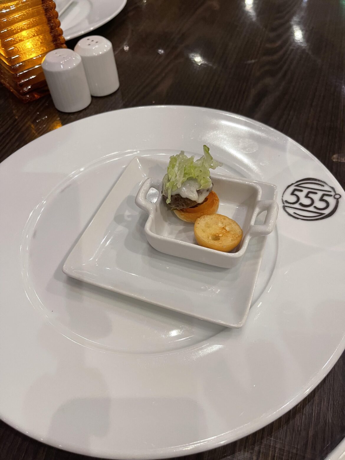 First time I’ve ever been to an expensive restaurant, order a burger. Get this bullshit