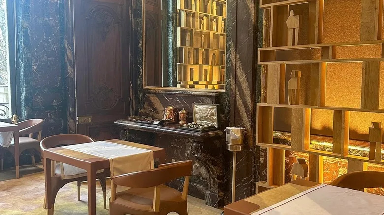 Wooden tables and chairs with wooden shelves Ducasse Baccarat