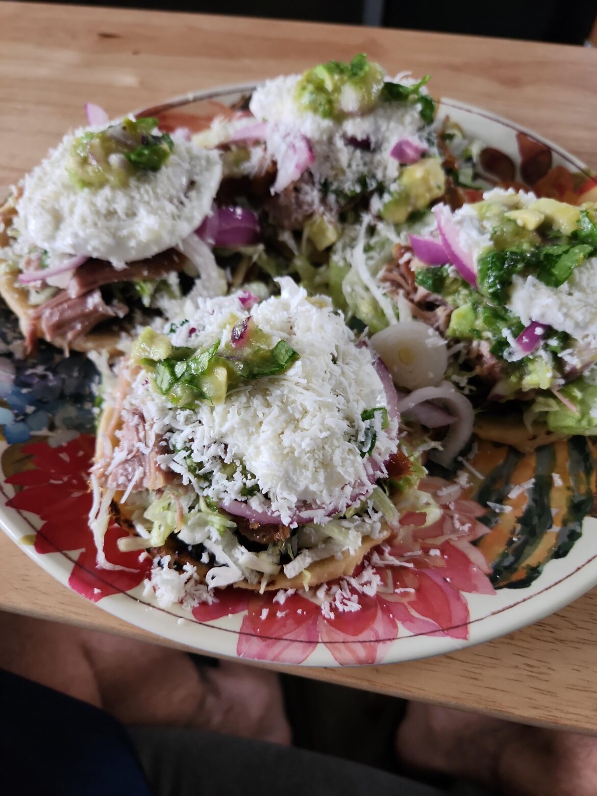 Carnitas sopes