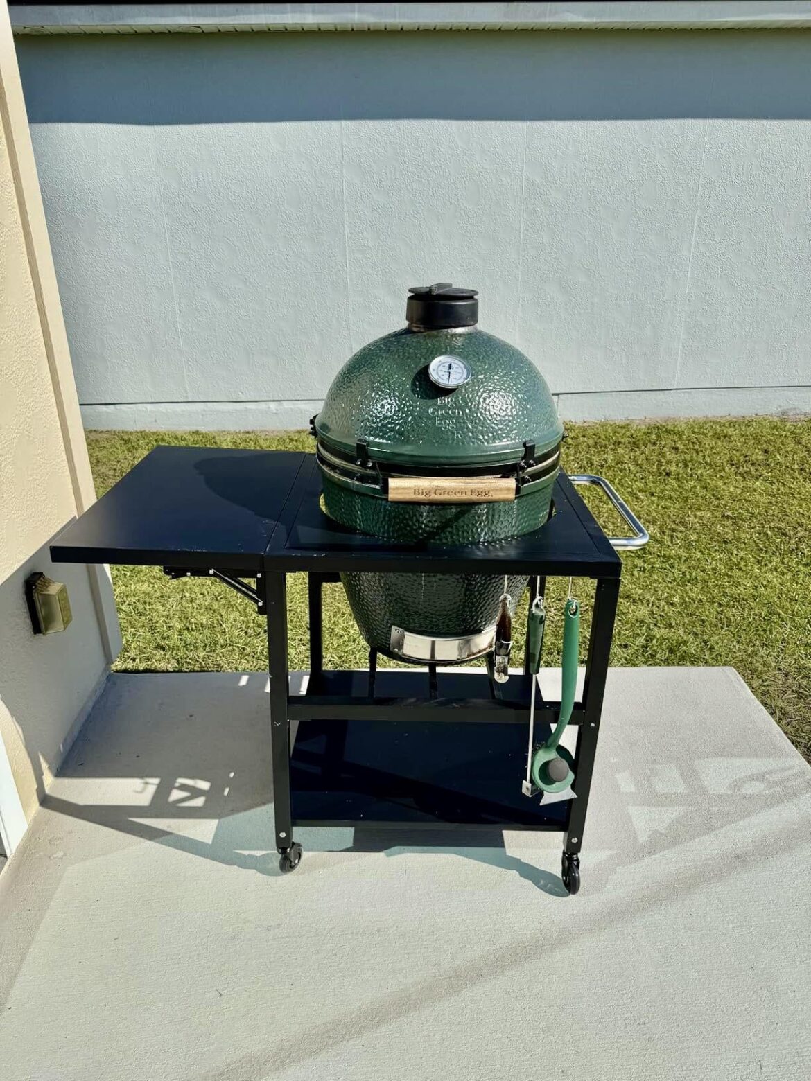 Kicking off the New Year with a new big green egg table cart. Looking forward to a lot of cooks this year 🔥
