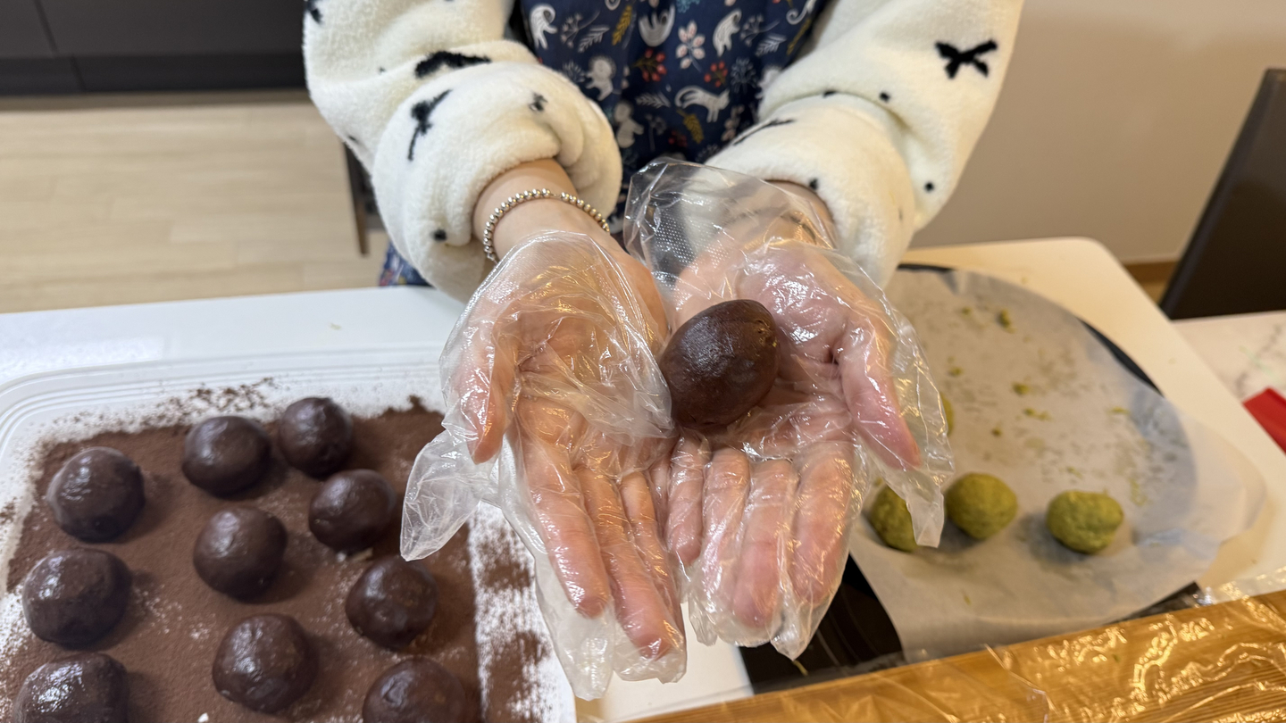 I successfully wrapped the marshmallow around the pistachio paste ball. [WOO JI-WON]