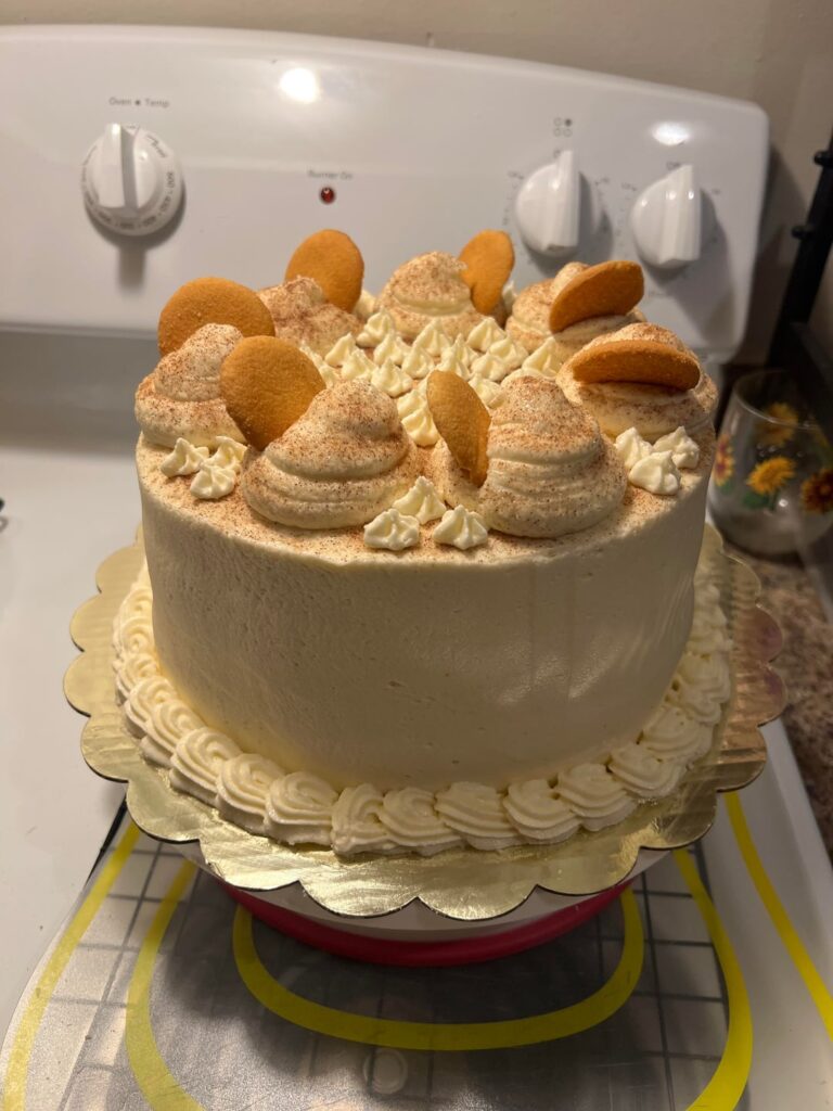 Banana pudding cake for my partner’s bday! It came out insanely good 😭💞