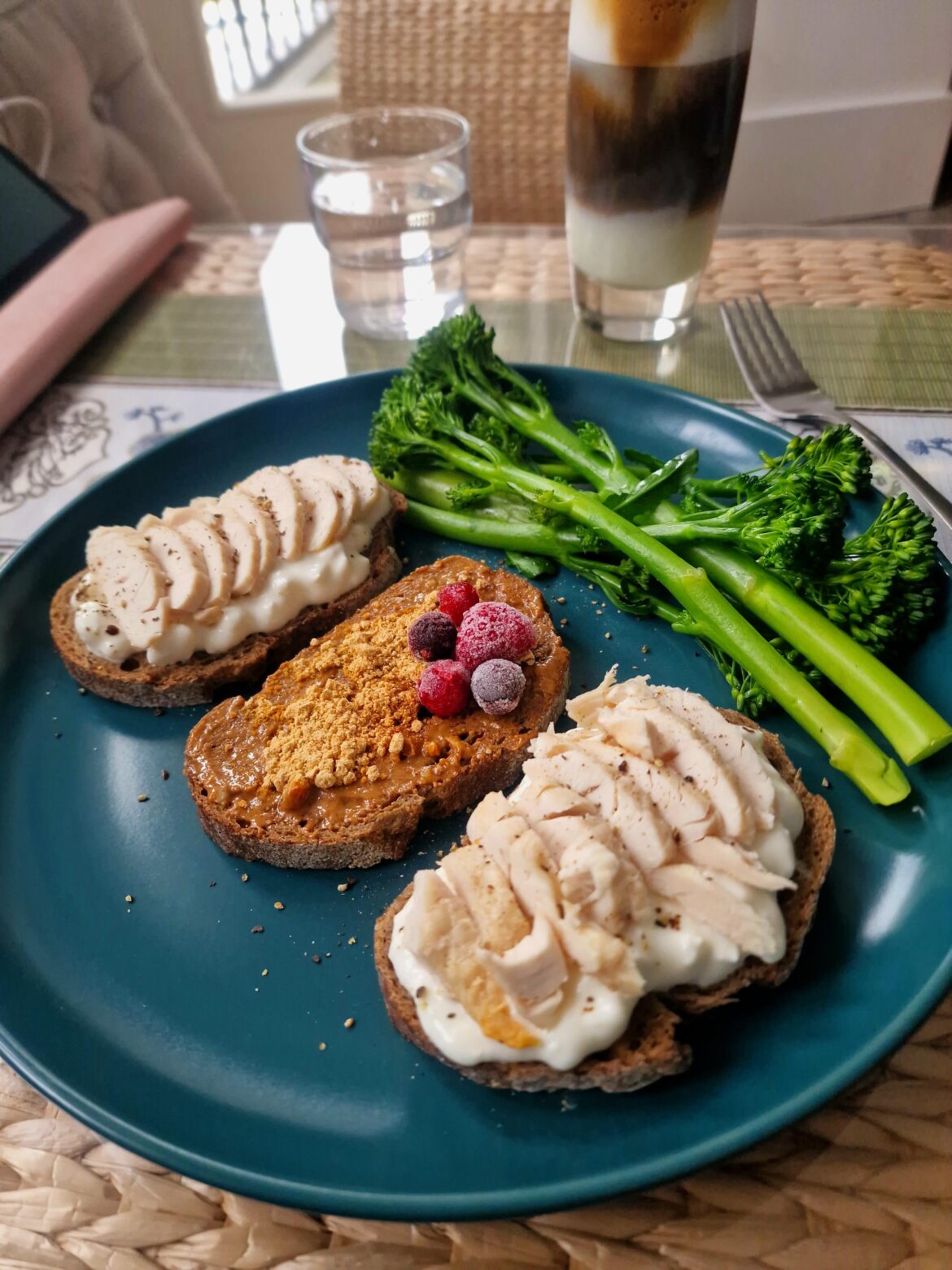 Starting my chill day with ~470kcal (51g C 10g F 43g P) to keep my appetite stable