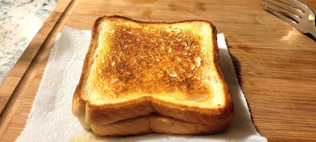 Simple late night grilled cheese. Evangaline Maid, 1.75 kraft singles, .5 Tb butter, dash cayenne pepper.