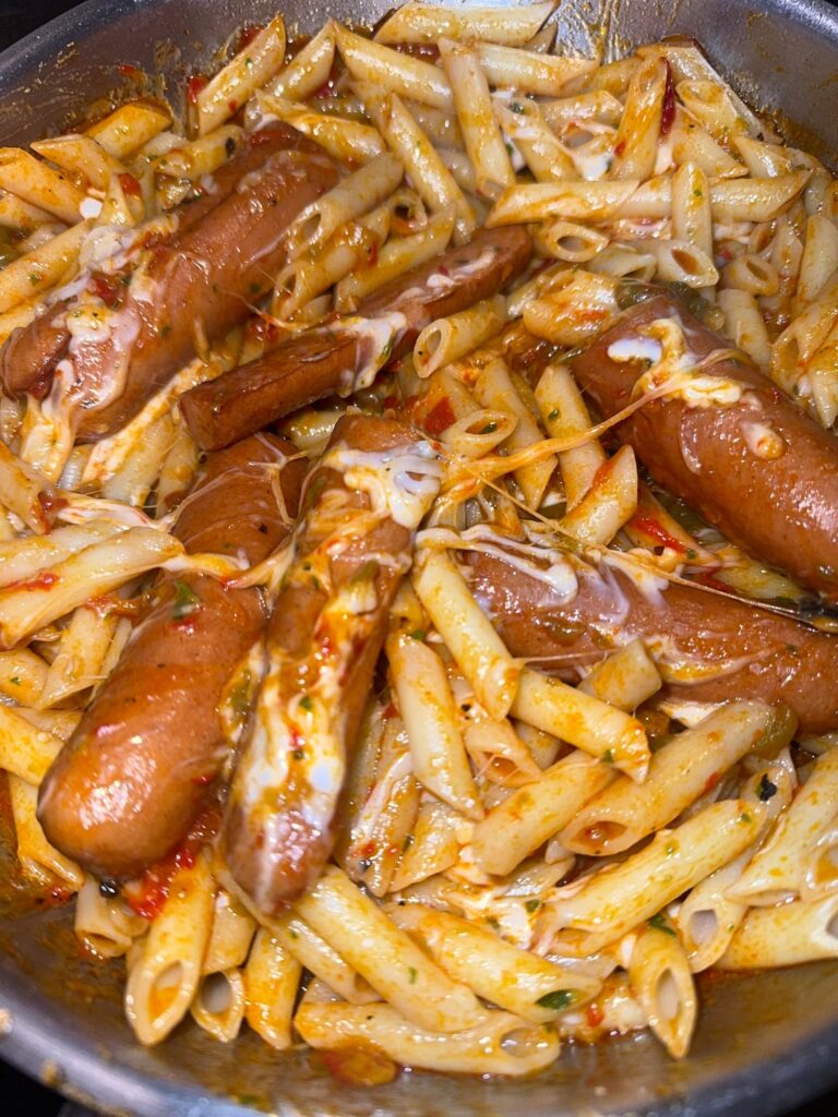 P1: Macarroni with sausages and mozzarella P2: Macarroni with tomato sauce sriracha and mozzarella // This is how I live when I have 14€ left til February. I eat one time a day😂