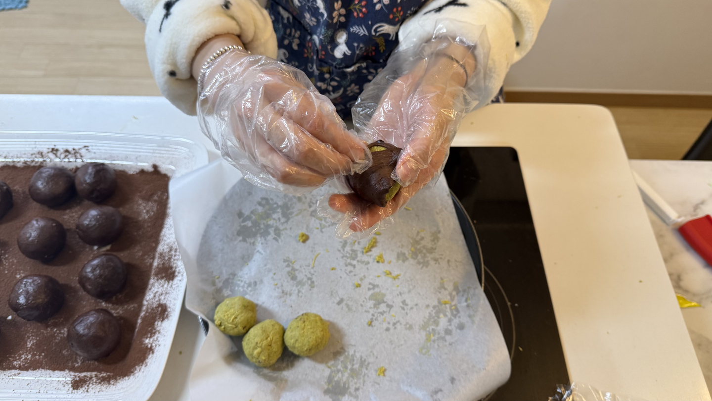 I wrap the pistachio ball in melted marshmallow. [WOO JI-WON]