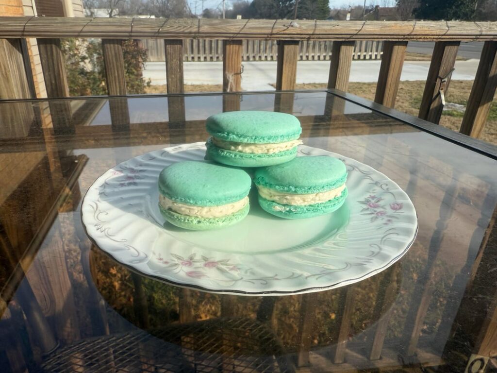 Trying my best at getting better at macarons :’)