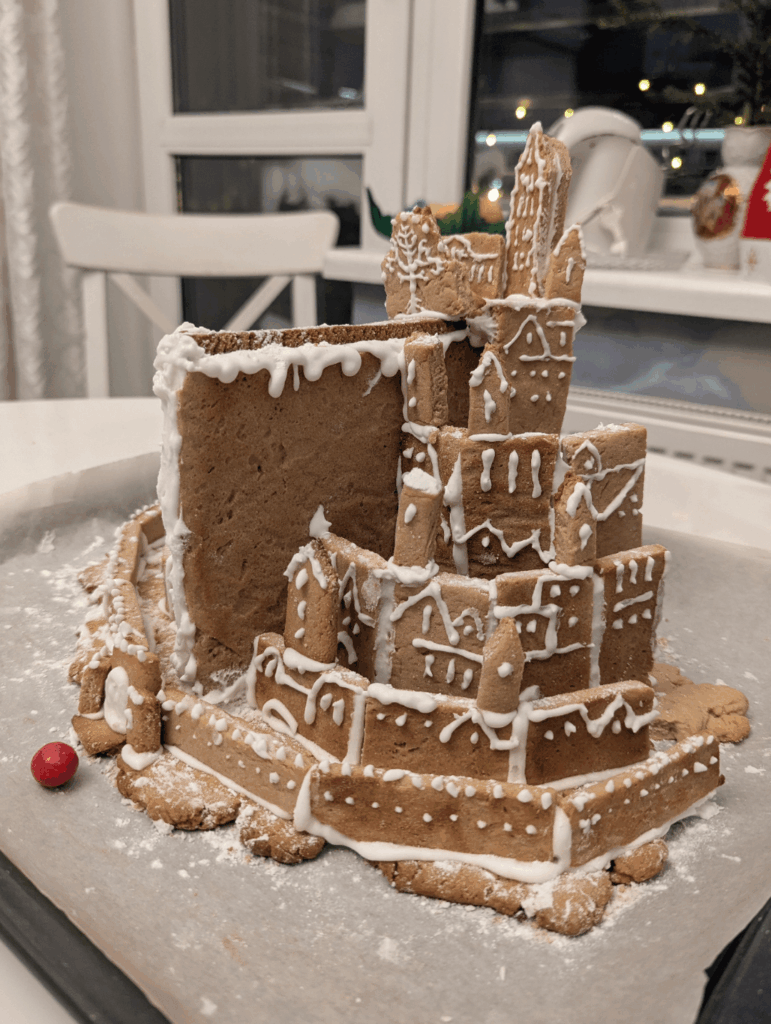 [homemade] I've made a gingerbread city(Minas Tirith)!
