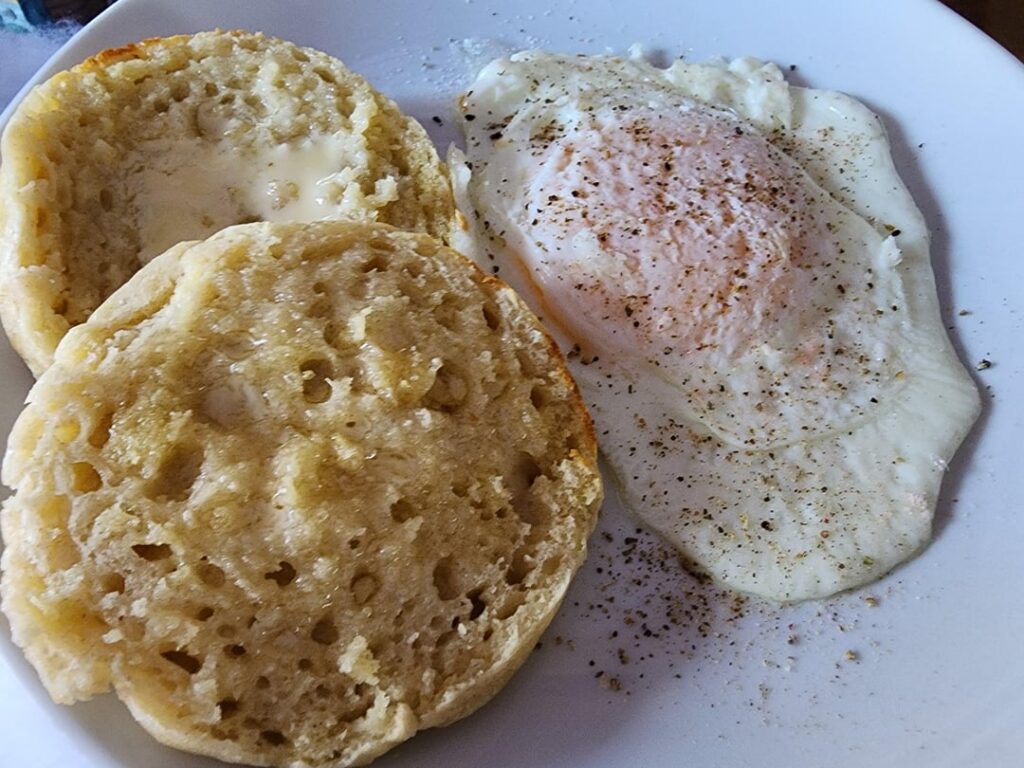 Crumpets and a fried egg