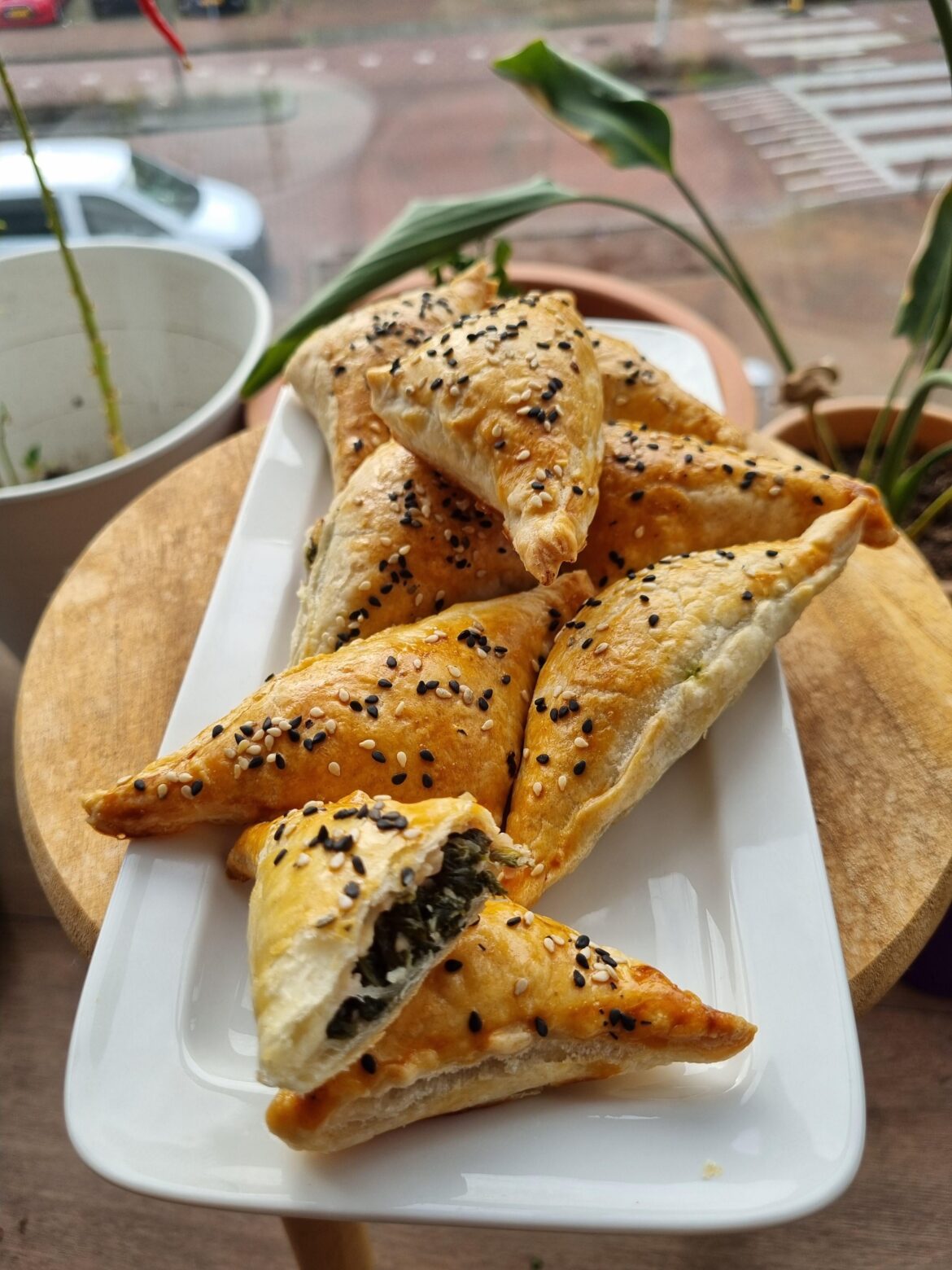 Puff pastry bites with spinach and feta cheese