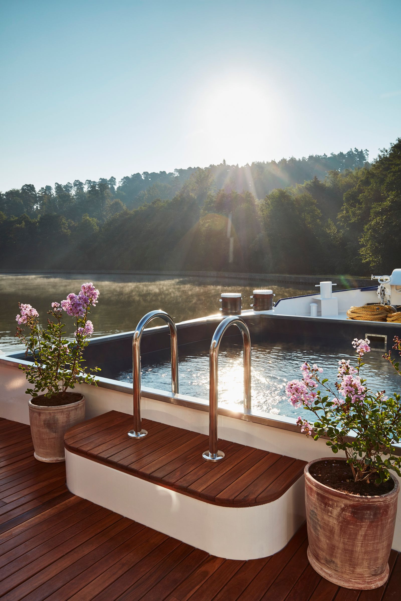 Les Bateaux Belmond Lilas deck