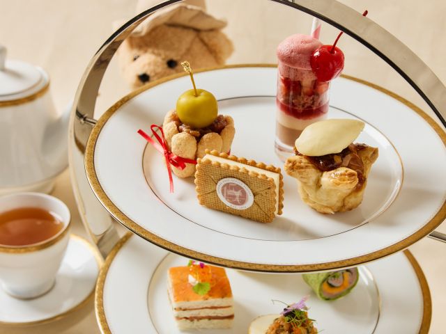 the Fullerton Hotel afternoon tea at the bar